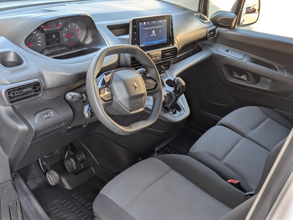 MIDCar coches ocasión Madrid Peugeot Partner Premium 1.5 BlueHDi 100Cv 3 Plazas con Doble puerta lateral Pantalla tactíl Apple CarPlay y Android Auto IVA y Garantía Inc