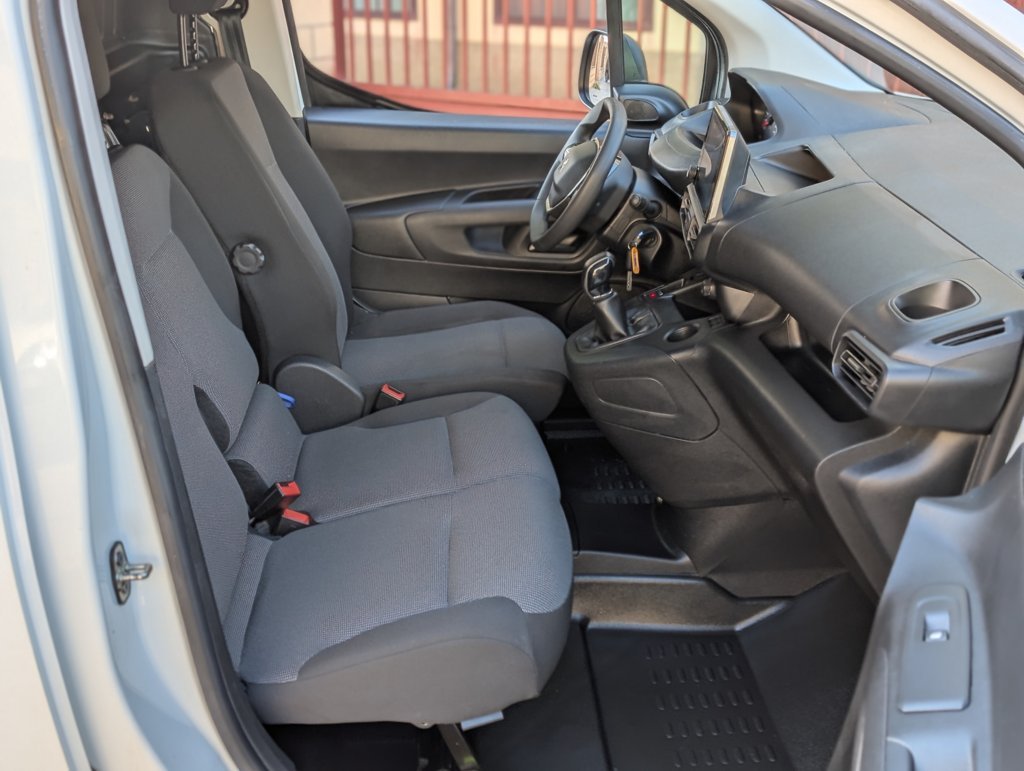 MIDCar coches ocasión Madrid Peugeot Partner Premium 1.5 BlueHDi 100Cv 3 Plazas con Doble puerta lateral Pantalla tactíl Apple CarPlay y Android Auto IVA y Garantía Inc
