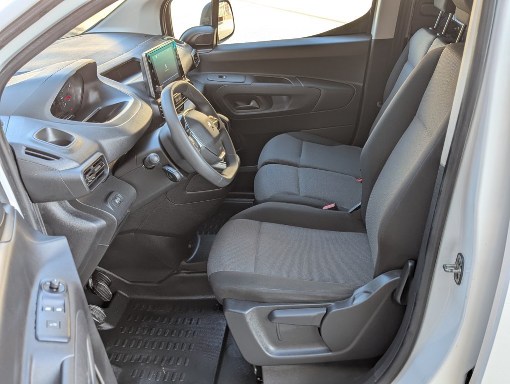 MIDCar coches ocasión Madrid Peugeot Partner Premium 1.5 BlueHDi 100Cv 3 Plazas con Doble puerta lateral Pantalla tactíl Apple CarPlay y Android Auto IVA y Garantía Inc