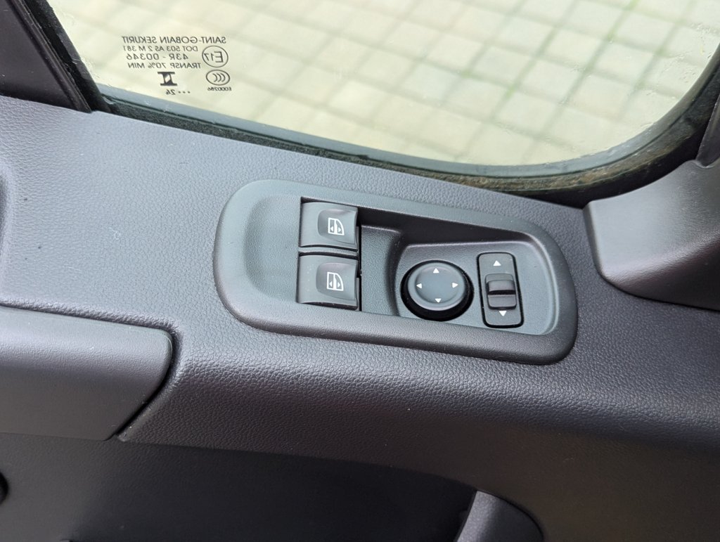 MIDCar coches ocasión Madrid Renault Master 2.3dCi Furgon T L3h2 3500 Dci  Con trampilla elevadora,