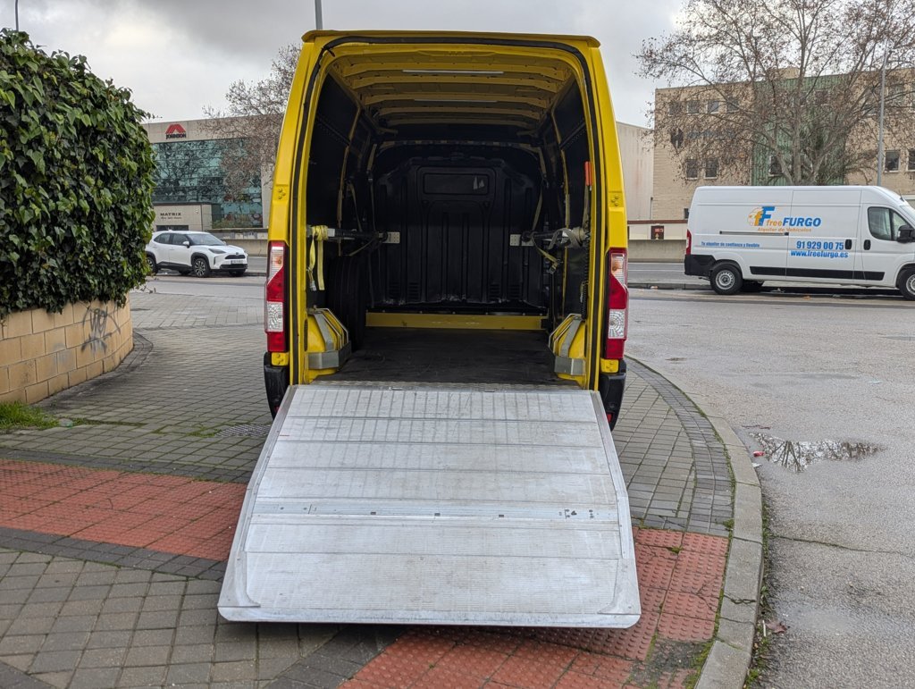 MIDCar coches ocasión Madrid Renault Master 2.3dCi Furgon T L3h2 3500 Dci  Con trampilla elevadora,