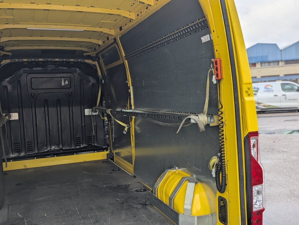 MIDCar coches ocasión Madrid Renault Master 2.3dCi Furgon T L3h2 3500 Dci  Con trampilla elevadora,